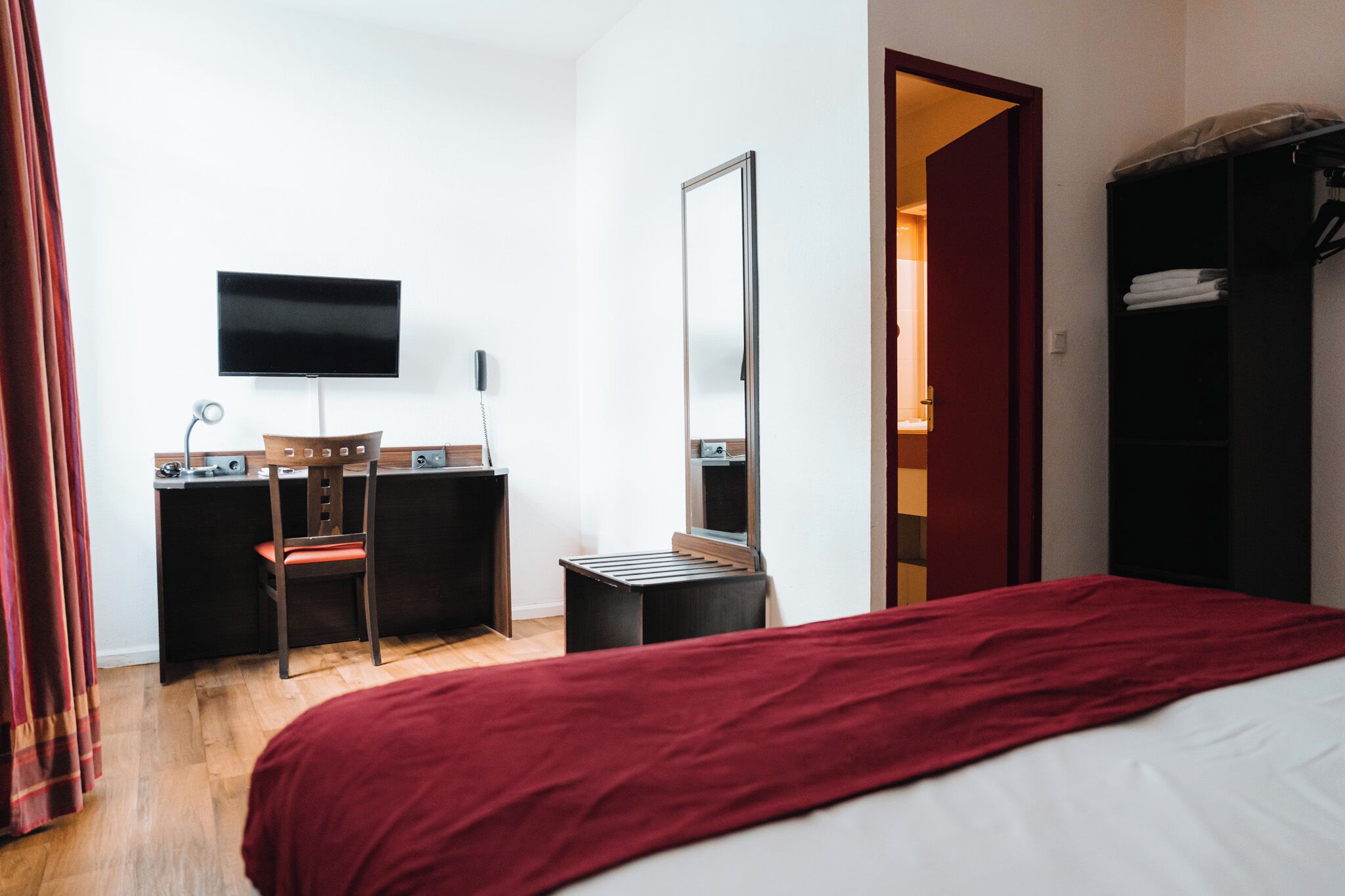 Classic Double Room | Desk, soundproofing, free cribs/infant beds, rollaway beds