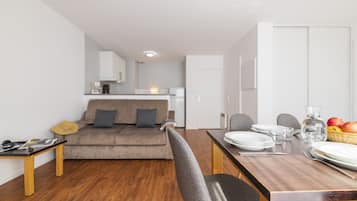Apartment (6 personnes) | Living area | 45-inch flat-screen TV with satellite channels, TV