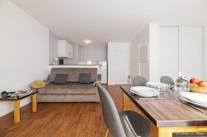 Appartement (6 personnes) | Coin séjour | Télévision à écran plat de 45 pouces avec chaînes par satellite
