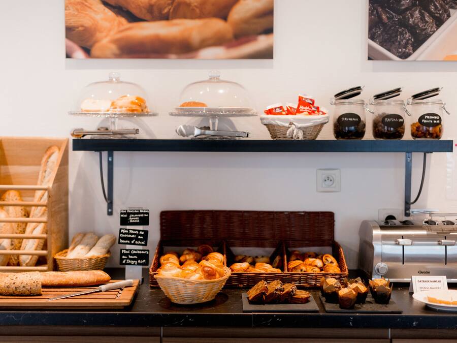 Petit déjeuner buffet (14 EUR par personne)