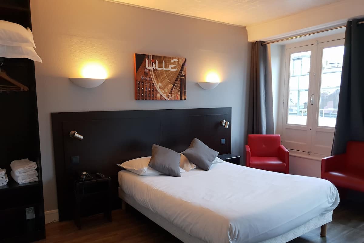 In-room safe, desk, blackout drapes, iron/ironing board (on request)