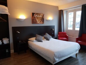 Chambre classique, 1 lit double | Coffre-fort, bureau, rideaux d’obscurcissement