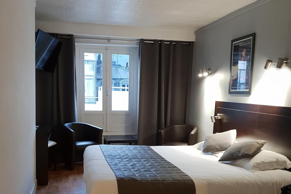 In-room safe, desk, blackout drapes, iron/ironing board (on request)
