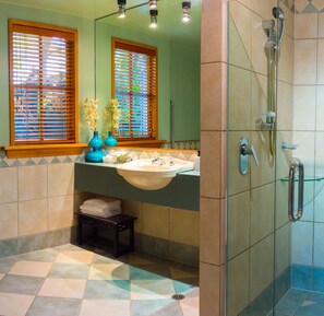 Habitación doble Premier (Taste NZ Package) | Baño | Amenidades de baño gratuitas, secadora de cabello, batas, toallas 