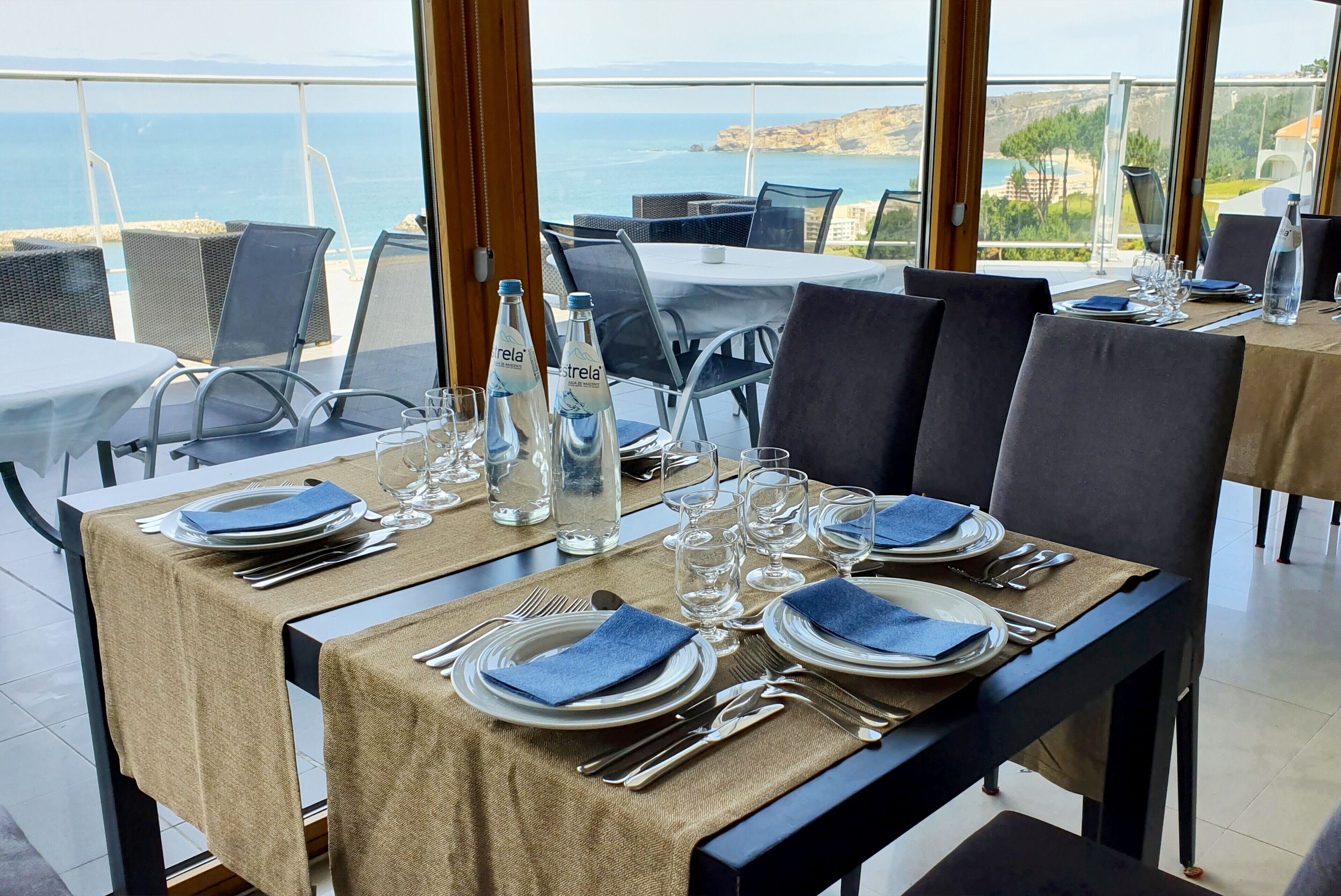 Der serveres morgenmad, frokost og aftensmad med havudsigt 