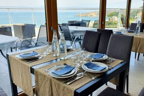 Petit déjeuner, déjeuner et dîner servis sur place, vue sur la mer