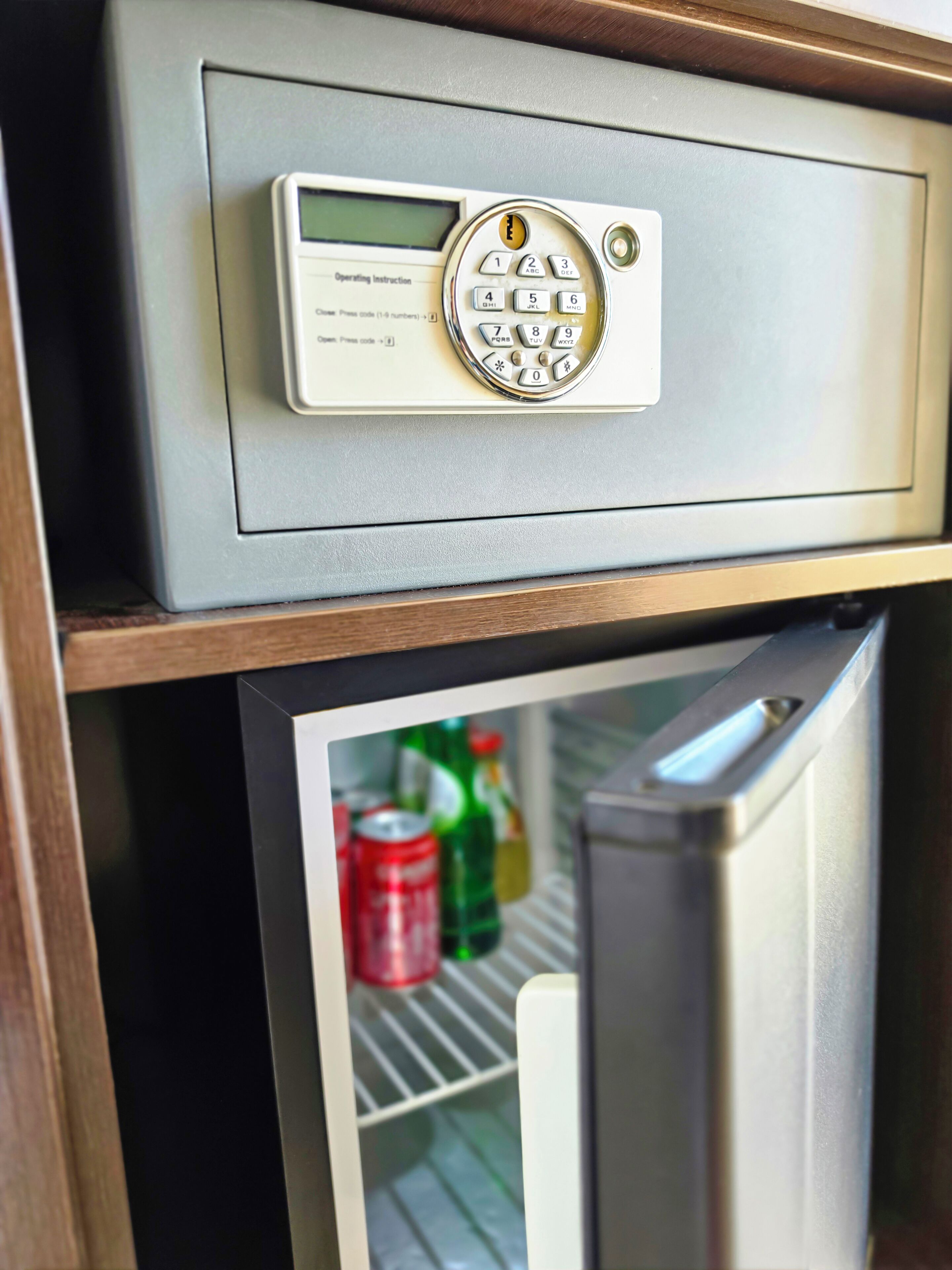 Ein Kühlschrank mit digitalem Schloss und kleinem Bildschirm, der Bedienungsanleitungen anzeigt.