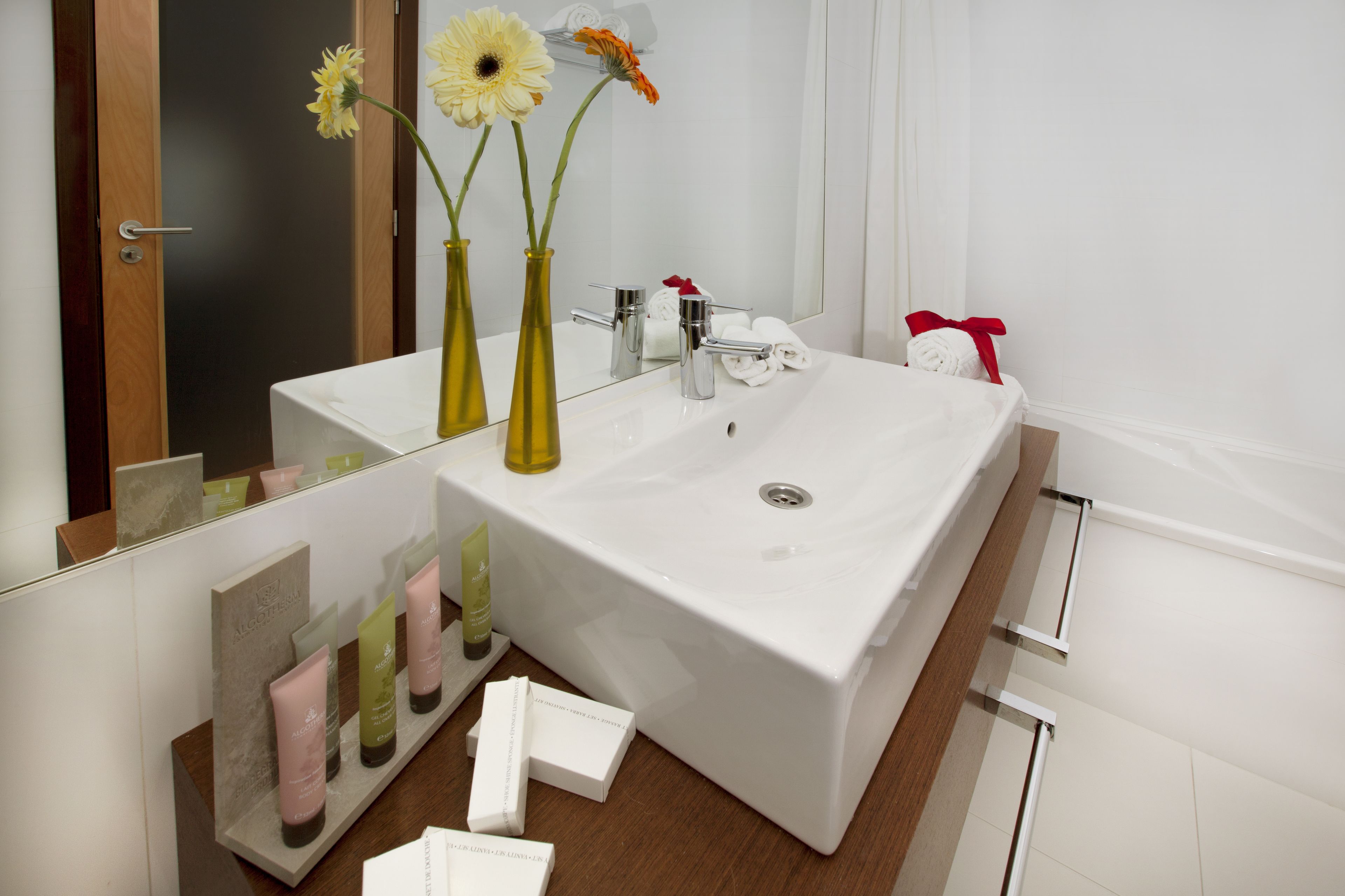 bathtub, free toiletries, hair dryer, towels