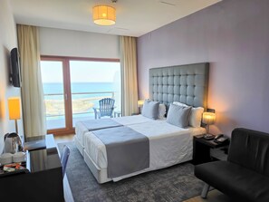 Double or Twin Room, Sea View | Minibar, in-room safe, desk, blackout drapes - Hotel Miramar Sul (Nazaré)