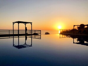 Indoor pool, outdoor pool, pool loungers - Hotel Miramar Sul (Nazaré)