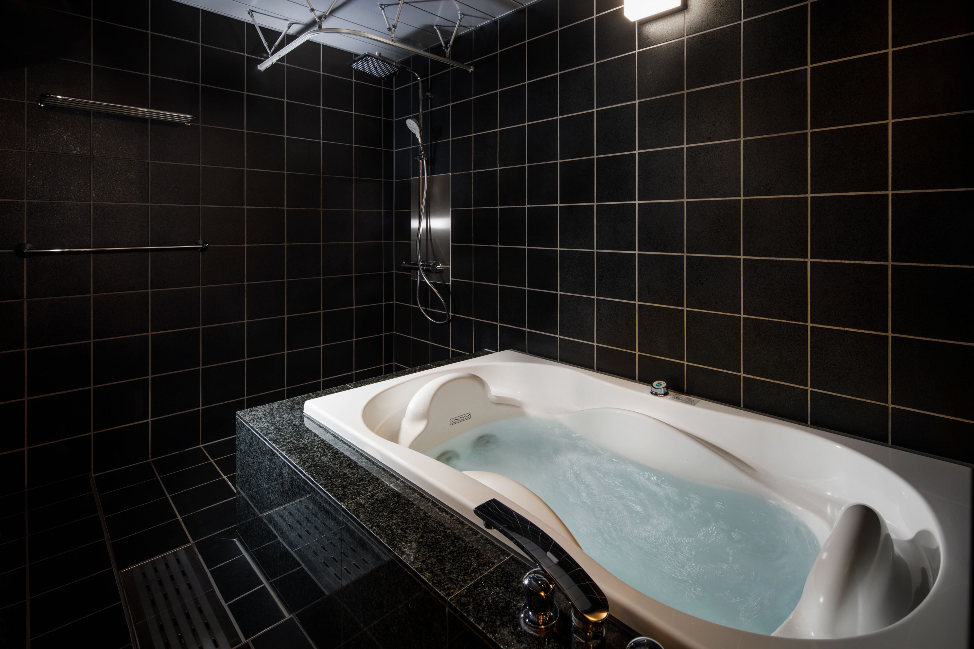 deep-soaking bathtub