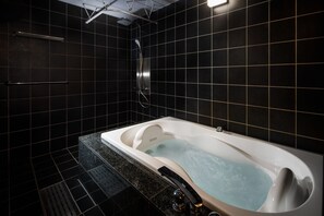 Deep-soaking bathtub