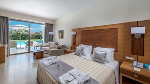 小型双床房, 私人游泳池, 花园景观 | 高档床上用品、客房内保险箱、笔记本电脑工作区、遮光窗帘