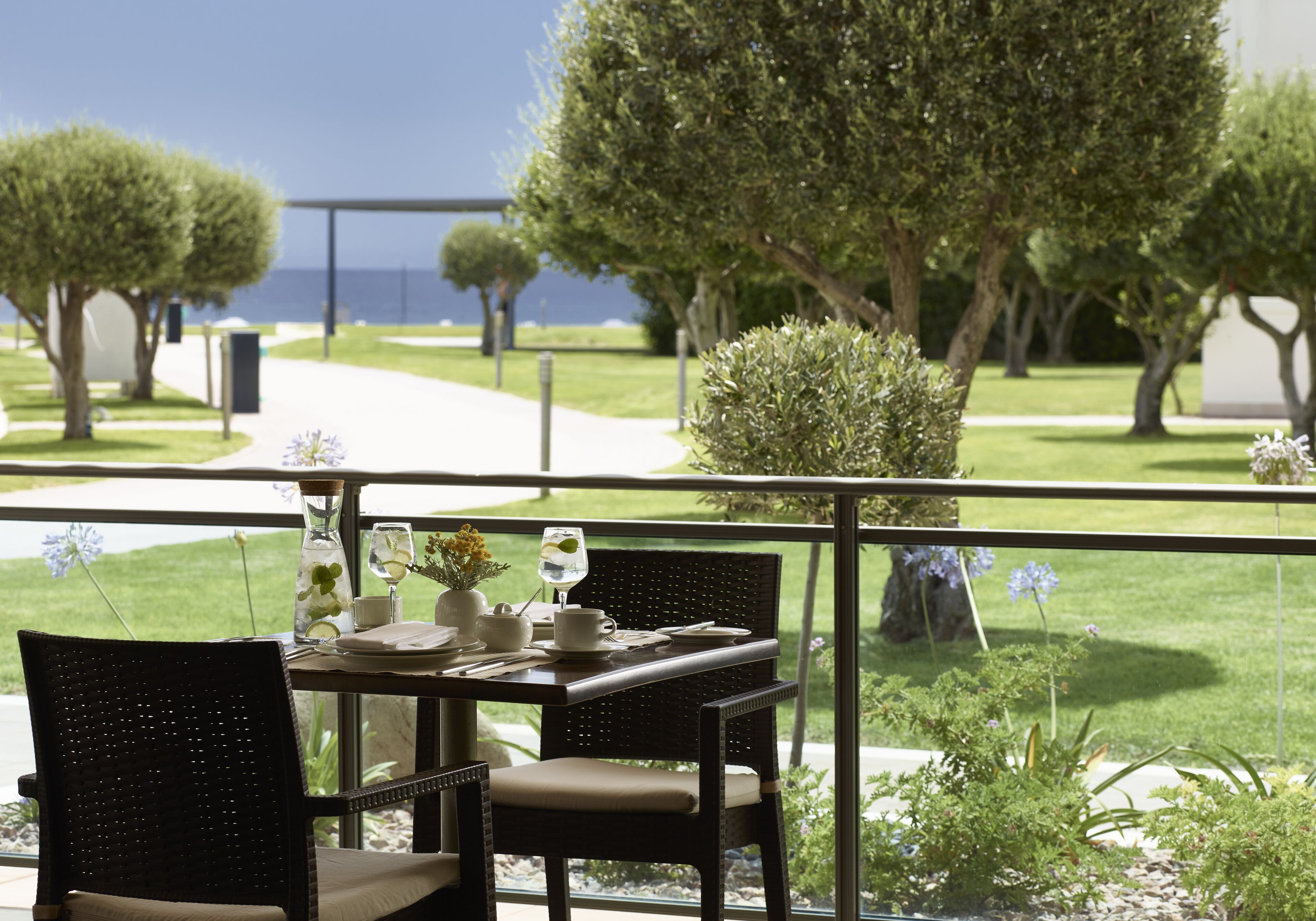 2 restaurants, breakfast, lunch, dinner served; international cuisine