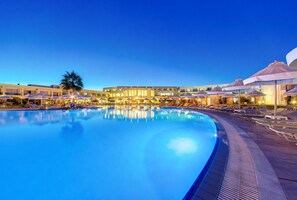 Vista frontal de la propiedad por la tarde o noche