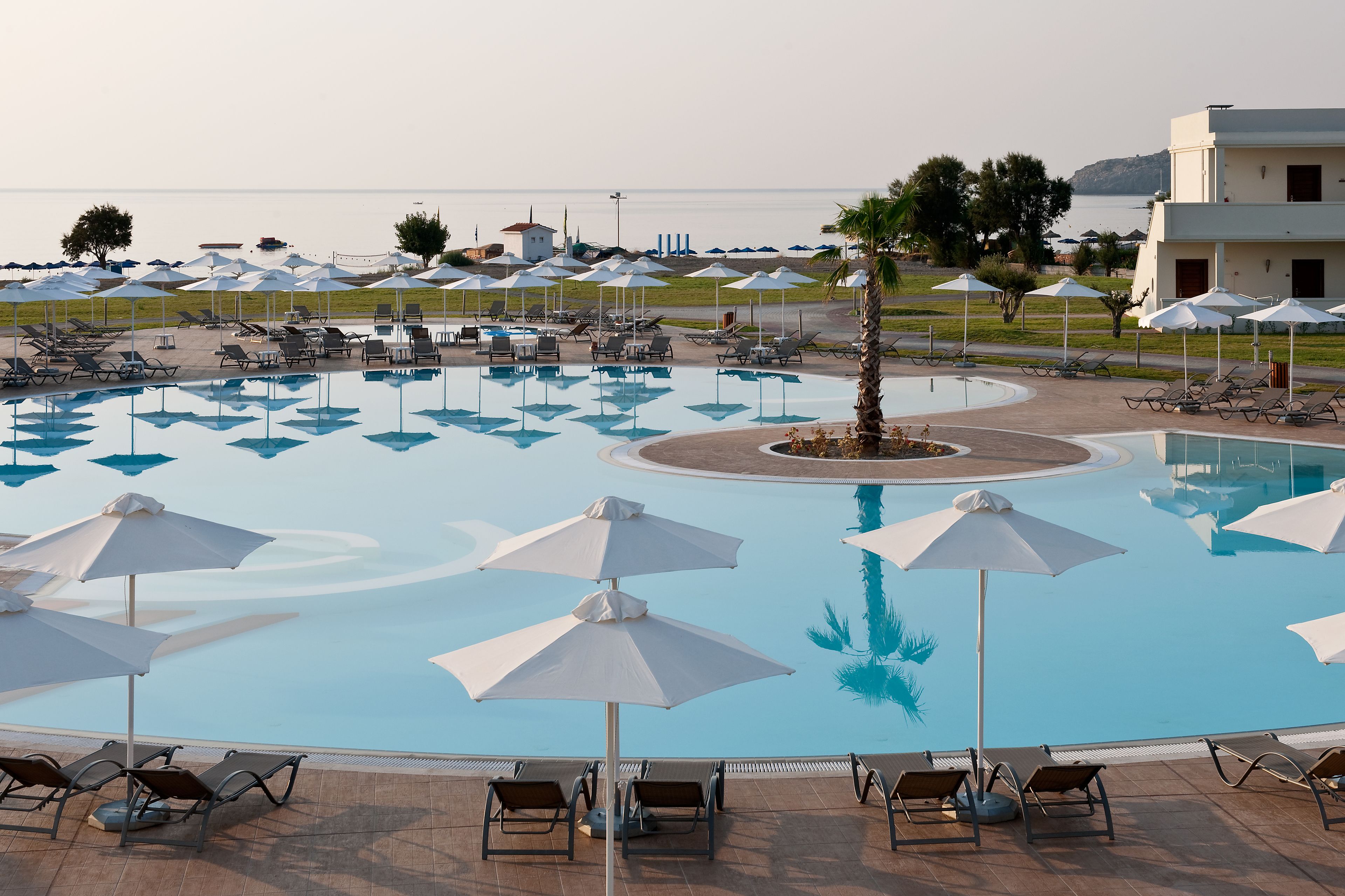 Piscine extérieure, parasols de plage, chaises longues