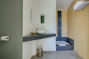 Double Room, City View | Bathroom | Shower, free toiletries, hair dryer, towels - Hotel en Ville (Aix-en-Provence)