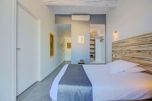 Family Room, City View | Desk, soundproofing - Hotel en Ville (Aix-en-Provence)