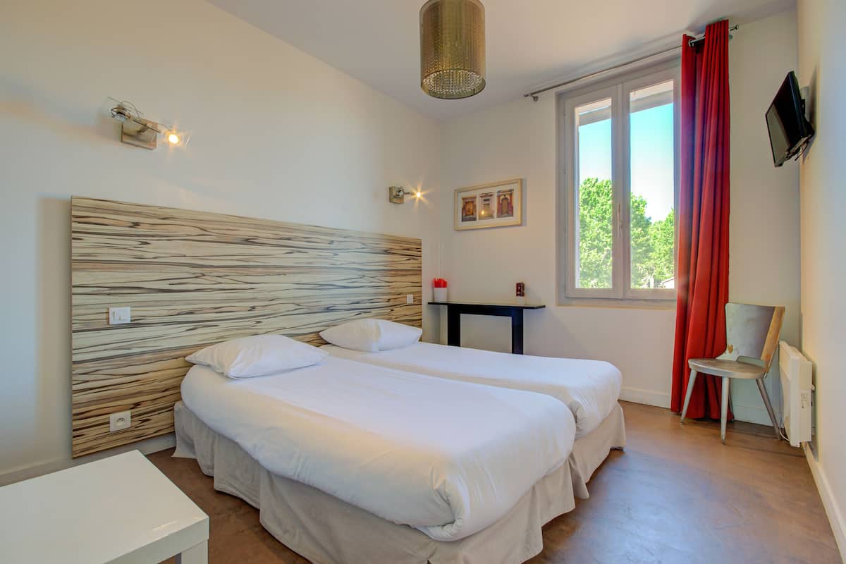 Twin Room, City View | Desk, soundproofing
