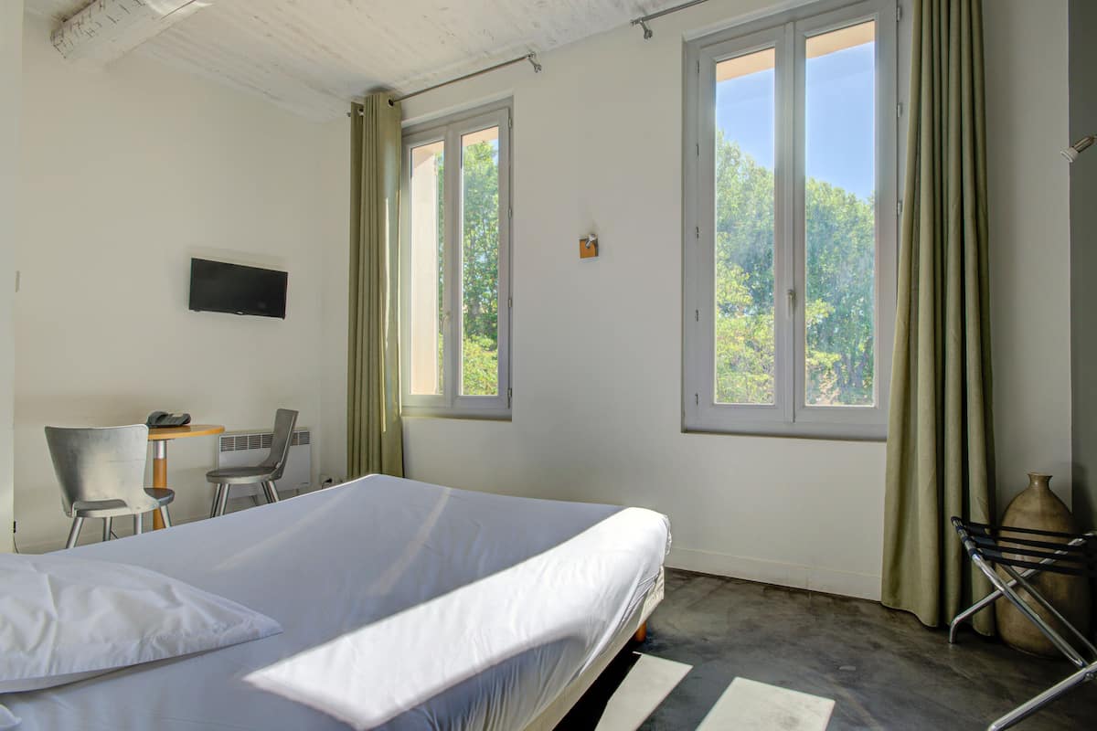 Double Room, City View | Desk, soundproofing