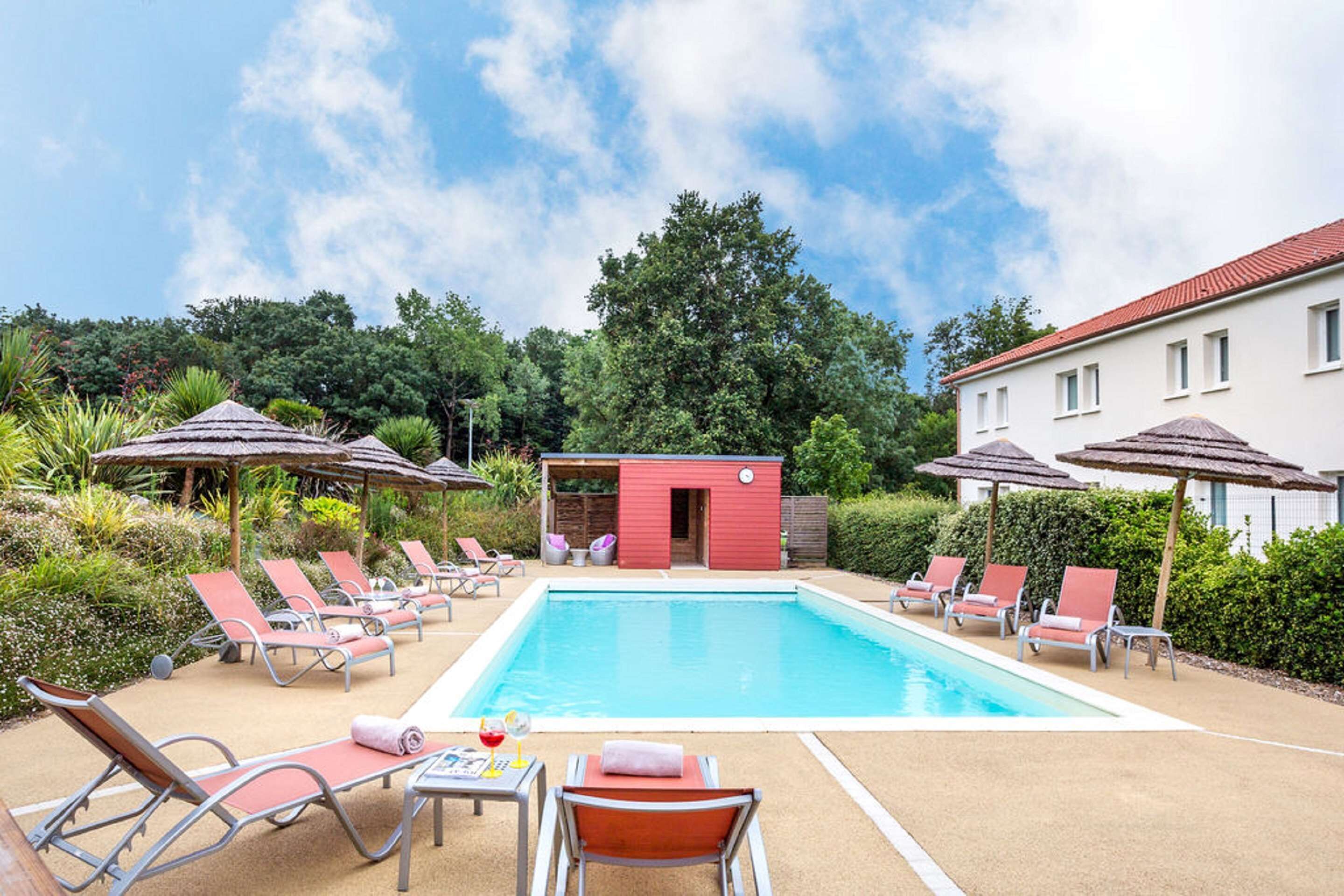 Piscine ext érieure, parasols de plage, chaises longues