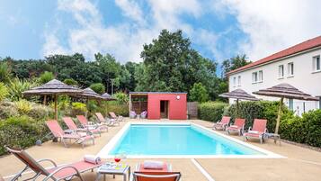 Piscina all'aperto, ombrelloni da piscina, lettini