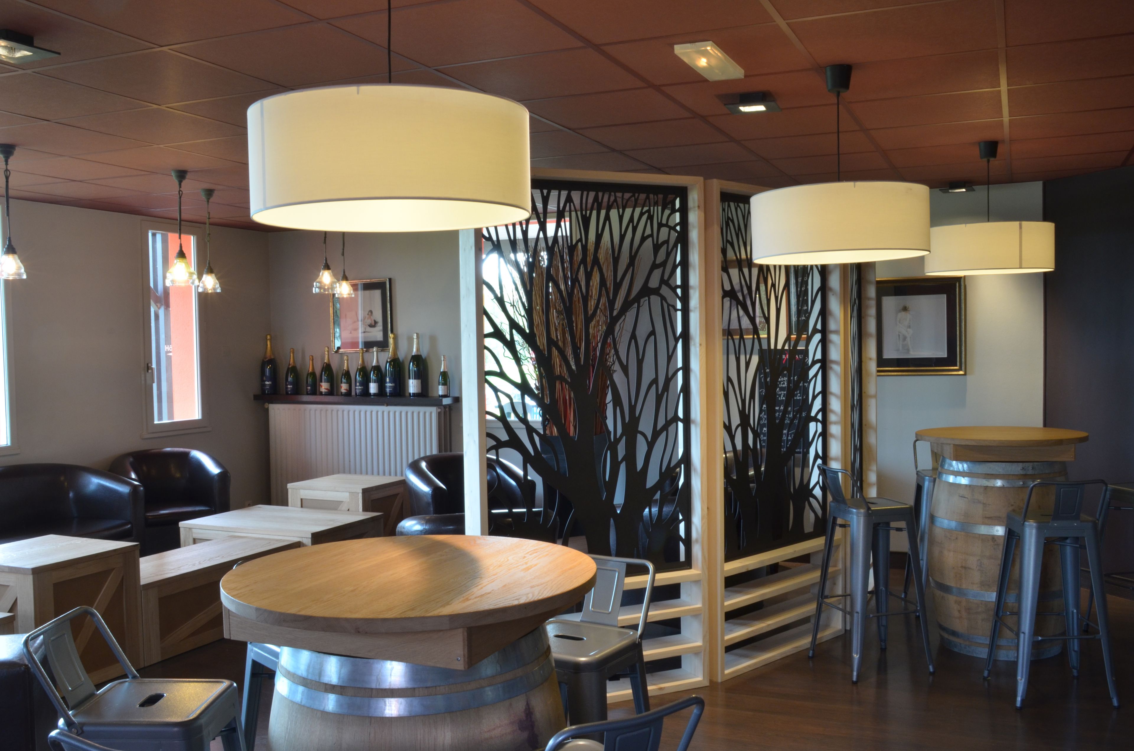 供應午餐和晚餐，法國料理