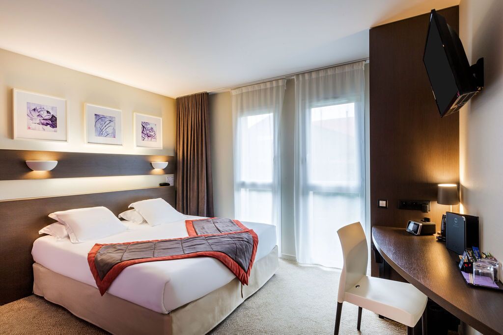 standard room, 1 queen bed, non smoking | individually decorated, individually furnished, desk, laptop workspace