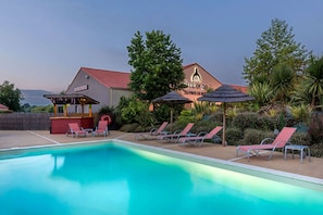 Outdoor pool, pool umbrellas, sun loungers