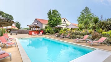 Piscine extérieure, parasols de plage, chaises longues