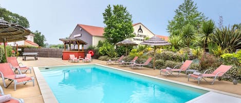 Piscine extérieure, parasols de plage, chaises longues