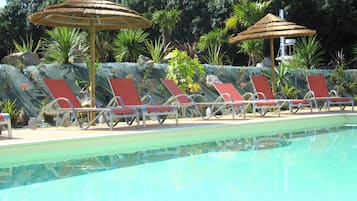 Piscine extérieure, parasols de plage, chaises longues