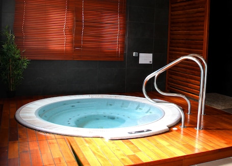 Masajes con piedras calientes, masajes de tejido profundo, masajes. Best Western Hotel Nuit de Retz Nantes Sud