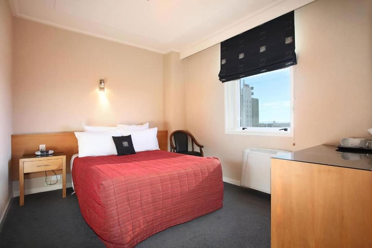 مكتب ومكواة/لوح كي وأسرّة أطفال/رضّع (مجانًا) وواي فاي مجانًا