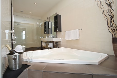 Chambre Standard, non-fumeurs, balcon (King Suite) | Bureau, fer et planche à repasser, lits bébé (gratuits), Wi-Fi gratuit. Kelvin Hotel