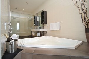 Habitación estándar, no fumadores, balcón (King Suite) | Escritorio, tabla de planchar con plancha, cunas gratuitas y wifi gratis