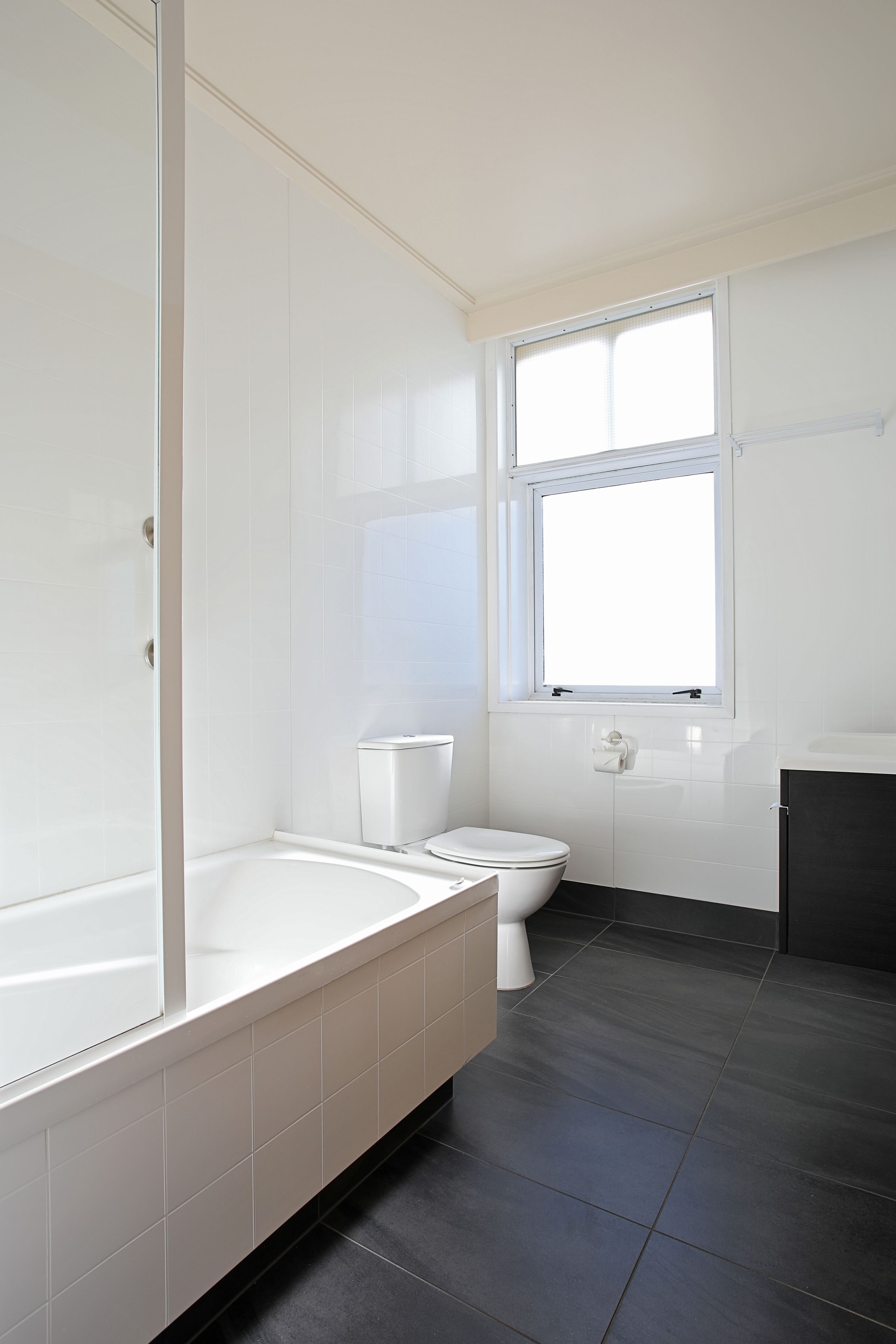 Ein modernes Badezimmer mit Badewanne, Toilette und Waschbecken.