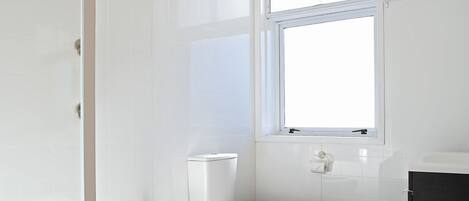 Un baño moderno con bañera, inodoro y lavamanos.