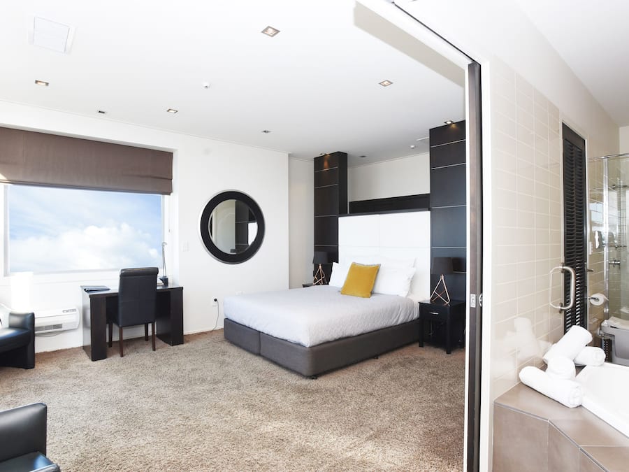 Standardzimmer, Nichtraucher, Balkon (King Suite) | Schreibtisch, Bügeleisen/Bügelbrett, kostenlose Babybetten