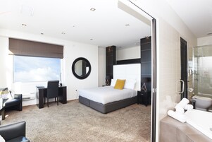 Quarto standard, para não fumantes, sacada (King Suite) | Escrivaninha, ferros/tábuas de passar roupa, berços grátis