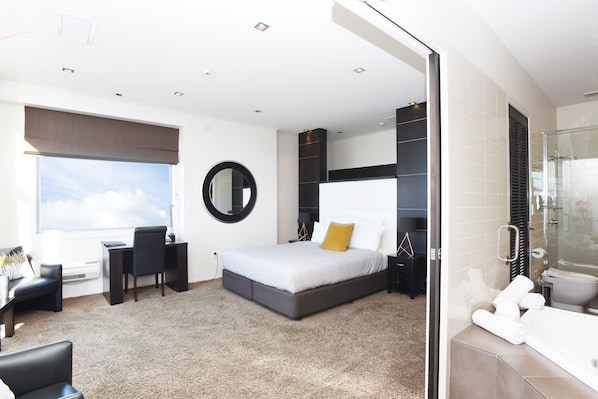 Escritorio, tabla de planchar con plancha y cunas gratuitas