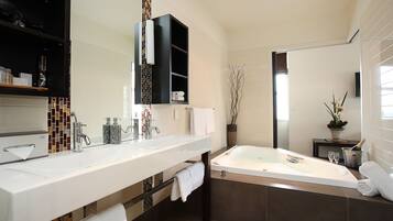 Standard Room, Non Smoking, Balcony (King Suite) | Bathroom