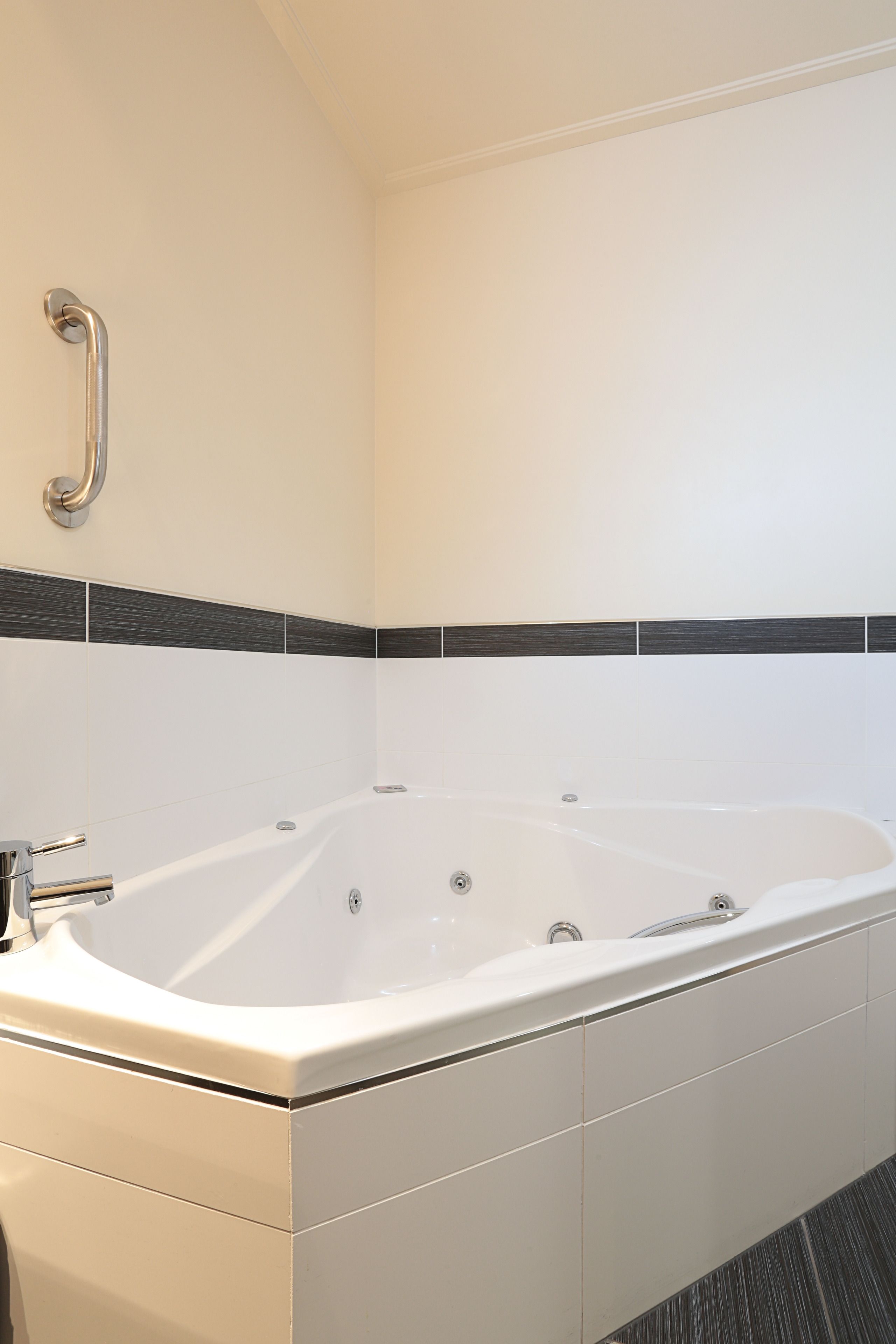superior room, non smoking (superior suite) | jetted bathtub