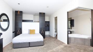 Habitación estándar, no fumadores, balcón (King Suite) | Escritorio, tabla de planchar con plancha, cunas gratuitas y wifi gratis