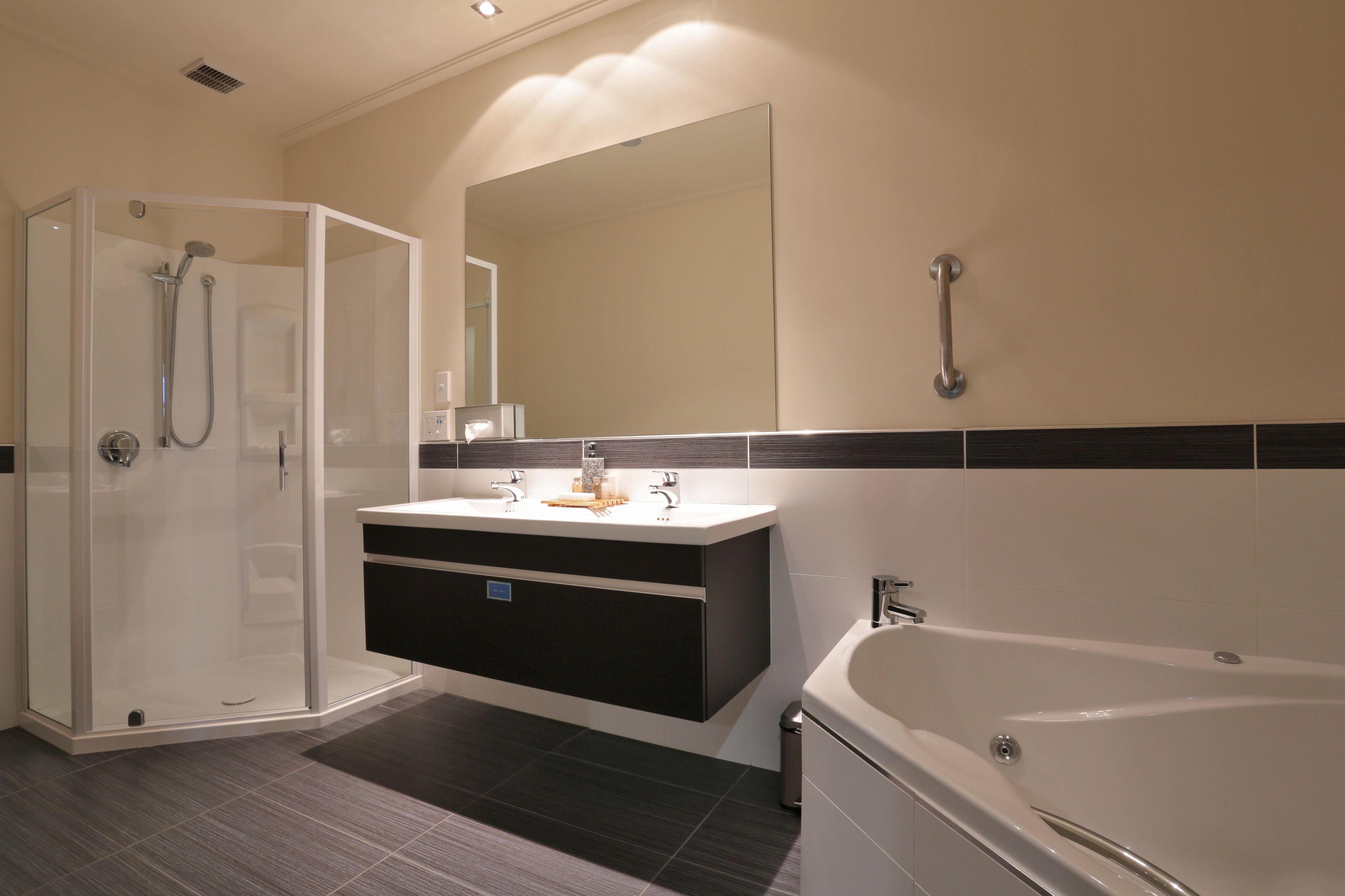 superior room, non smoking (superior suite) | deep-soaking bathtub