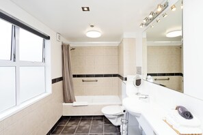 Bruser, hårtørrer, håndklæder