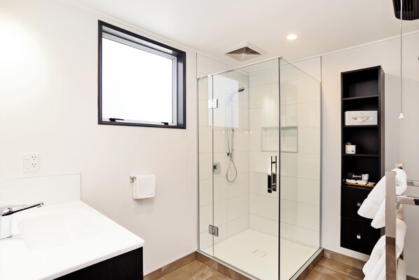Estudio superior | Baño | Regadera, secadora de cabello, toallas