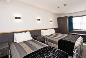 Tabla de planchar con plancha, wifi gratis y ropa de cama 