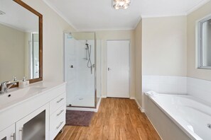 Apartment, 1 King Bed | Bathroom