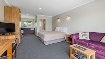 行政開放式客房, 1 張特大雙人床, 按摩浴缸 | 高級寢具、獨特裝潢、布置獨特、遮光布/窗簾